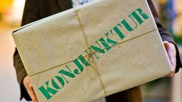 Ein braunes Paket mit der Aufschrift 'Konjunktur'