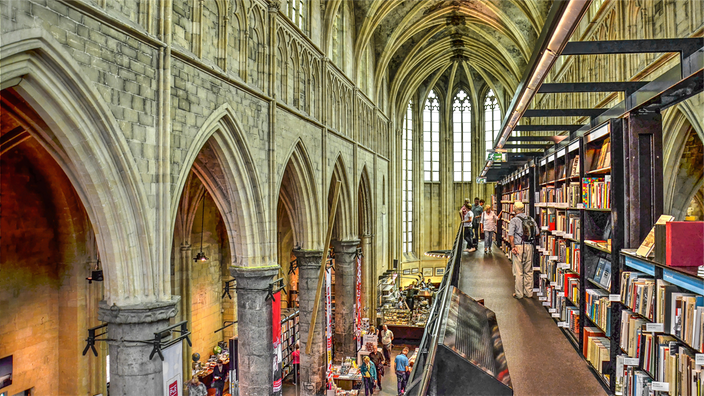 Im Kirchenschiff sind Bücherregale aufgereiht.