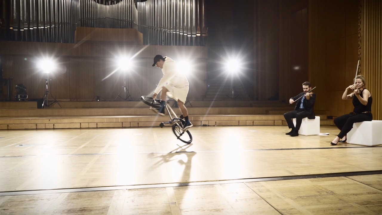 Musiker und ein Radkünstler auf der WDR Funkhaus Bühne.