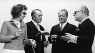 Rut Brandt, WDR-Intendant Klaus von Bismarck, Bundeskanzler Willy Brandt (SPD), Moderator Werner Höfer vor der 1000. Sendung des "Internationalen Frühschoppens" am 21.03.1971. 