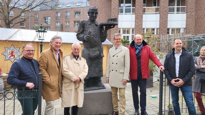 Menschen bei einer Statue