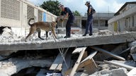 Erdbeben in Haiti, Mitarbeiter der deutschen Hilfsorganisation I.S.A.R. mit einem Suchhund