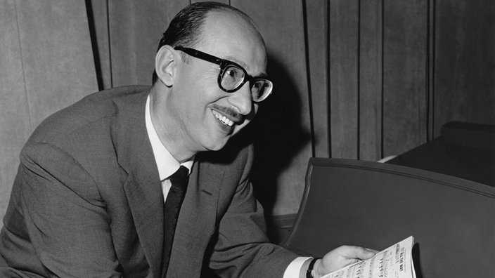 Sammy Cahn am Klavier, Foto Mitte der 1950er Jahre