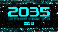 Podcastcover der Hörspielreihe "2035. Die Zukunft beginnt jetzt": hellblauer Titelschriftzug auf schwarzem Himmel.