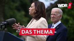 Archivfoto (1. Mai 2023): US-Präsident Joe Biden steht hinter US-Vizepräsidentin Kamala Harris, während sie im Rosengarten des Weißen Hauses vor einem Rednerpult steht und spricht