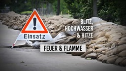 "Achtung: Einsatz!" Schild vor Sandsäcken