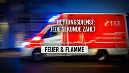 Ein fahrender Rettungswagen von der Seite