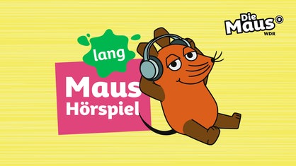 Die Maus hat einen Kopfhörer auf und lehnt am Schriftzug: "MausHörspiel lang"