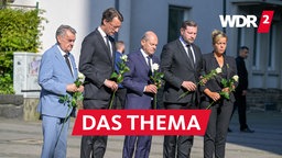 Nach dem Anschlag in Solingen: NRW-Innenminister Herbert Reul, NRW-Ministerpräsident Hendrik Wüst, Bundeskanzler Olaf Scholz, Tim Kurzbach, Bürgermeister der Stadt Solingen, und Mona Neubaur, stv. Ministerpräsidentin NRW