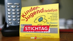 Ein Aufsteller wirbt für das Kinder- und Jugendtelefon