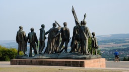  Das Gelände der Gedenkstätte Buchenwald mit der Figurengruppe des Buchenwald-Denkmals von Fritz Cremer.