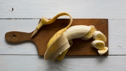 Banane auf Holzschneidebrett