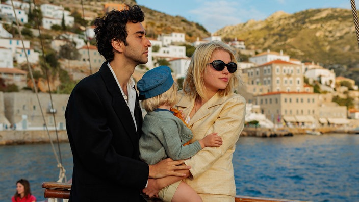 Szenenfoto: Familie Cohen auf Hydra: Leonard (Alex Wollf) und Marianne (Thea Sofie Loch Næss) mit Mariannes Sohn Axel (Christian Wilsgård).