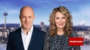 Susanne Wieseler und Andreas Bursche stehen im Studio an Moderationstisch