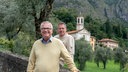 Jürgen Beckers und sein Musiker Harald Claßen (r) in Cadenabbia am Comer See, vor der Pfarrkirche der Heiligen Nabore und Felice.