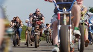 Eine Gruppe von Bikern fährt auf einer Straße 