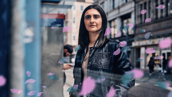 Şilan steht auf einer Straße in der Stadt.