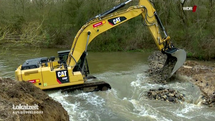 Ein Baggern in einem Fluss.