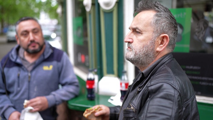 Mann auf der Straße, der interviewt wird