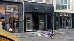 ARCHIV 18.09.2024: Trümmerteile vor LFDY Store auf der Kölner Ehrenstraße nach Explosion