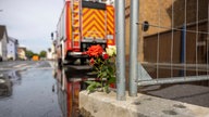 Blumen vor Feuerwehrwagen