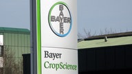 Schild des Leverkusener Pharma- und Pflanzenschutzkonzern Bayer in Monheim