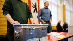 Stimmabgabe in einem Wahllokal in Berlin-Pankow zur Wiederholungswahl zum Berliner Abgeordnentenhaus