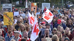 Bilder vom bundesweiten Bildungsprotest, Menschen mit Fahnen und Schildern