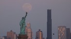 Blutmond in New York über der Freiheitsstatue