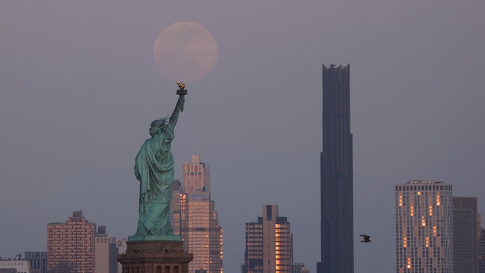 Blutmond in New York über der Freiheitsstatue