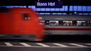 Zug fährt in Bonn Hauptbahnhof ein