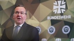 Boris Pistorius (SPD), Bundesminister der Verteidigung, beantwortet die Fragen der Medienvertreterinnen und Medienvertreter nach seinem Besuch in der Führungsakademie der Bundeswehr in der Clausewitz-Kaserne.