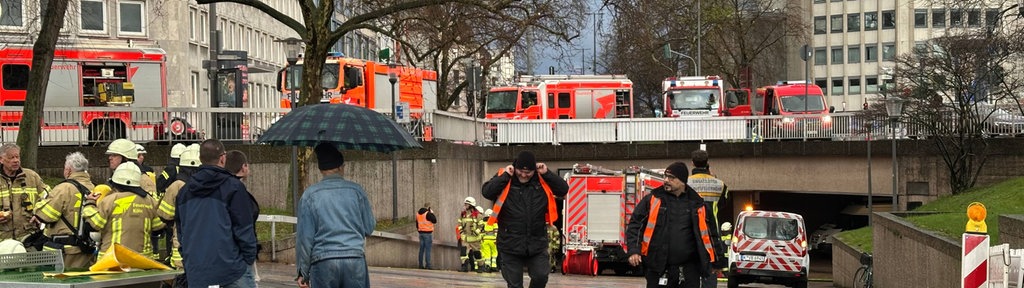 Feuerwehrleute bei Brand am Kölner Ebertplatz