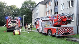 Feuerwehrfahrzeug vor einem Wohnhaus in Essen 