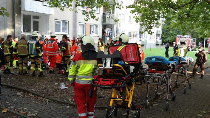 Rettungssanitäter helfen am Einsatzort nach Bränden in Essen