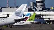 Flugzeuge stehen auf dem Flughafen.