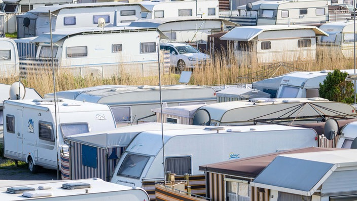 Neuharlingersiel: Wohnmobile stehen auf einem Campingplatz am Deich.