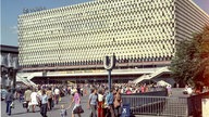 Das Centrum-Warenhaus auf dem Berliner Alexanderplatz im Sommer 1976