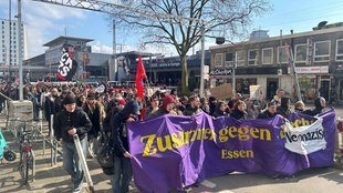 In Essen ziehen Demonstranten mit Fahnen und Plakaten gegen Nazis durch die Straßen