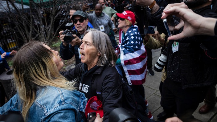 Demonstranten streiten sich im Collect Pond Park gegenüber der Staatsanwaltschaft von Manhattan in New York