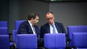 Lars Klingbeil (links) und Friedrich Merz (rechts) sitzen im Bundestag zusammen