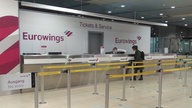 Ein leerer Schalterbereich von Eurowings beim Flughafen Köln/Bonn