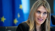 Politikerin Eva Kaili vor einer EU-Flagge