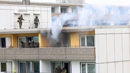 Einsatzkräfte versuchen im Mai 2023 die Wohnung in dem Ratinger Hochhaus zu löschen.