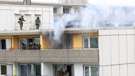 Einsatzkräfte versuchen im Mai 2023 die Wohnung in dem Ratinger Hochhaus zu löschen.