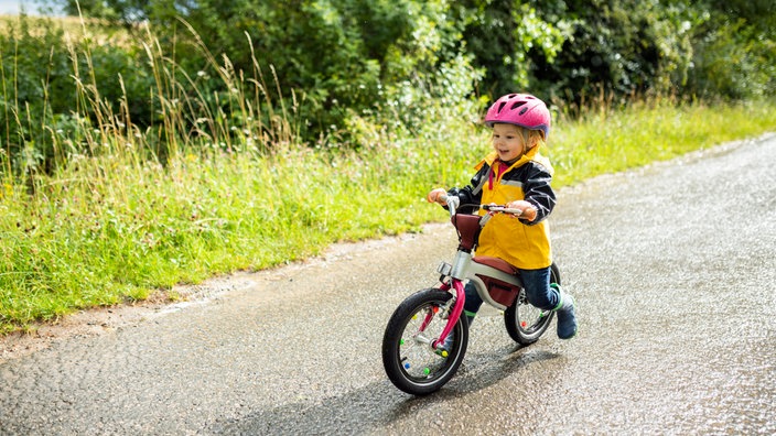 kleines Mädchen fährt Fahrrad