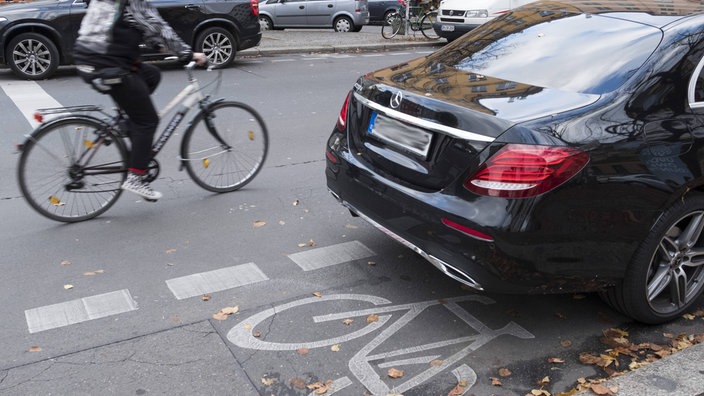 Aufnahme eines PKWs, der auf einem Radweg parkt.