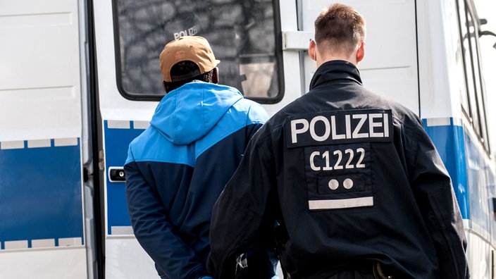 Ein Polizist hat einen Mann festgenommen