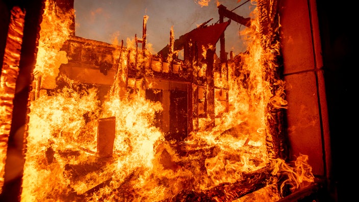 Das Feuer verbrennt ein Wohnhaus im Stadtteil Pacific Palisades in Los Angeles