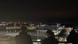 Das Feuerwerk in der Ferne vom Flughafen Köln-Bonn